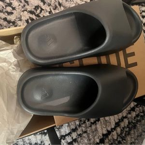 Yeezy slides. Size 6